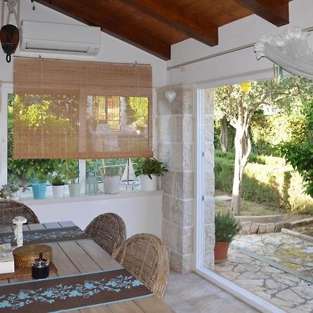 Issa Holiday Home - 3 Min Walk To Beach Каштела Экстерьер фото