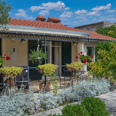 Issa Holiday Home - 3 Min Walk To Beach Каштела Экстерьер фото