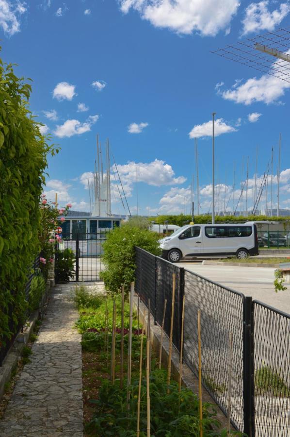 Issa Holiday Home - 3 Min Walk To Beach Каштела Экстерьер фото