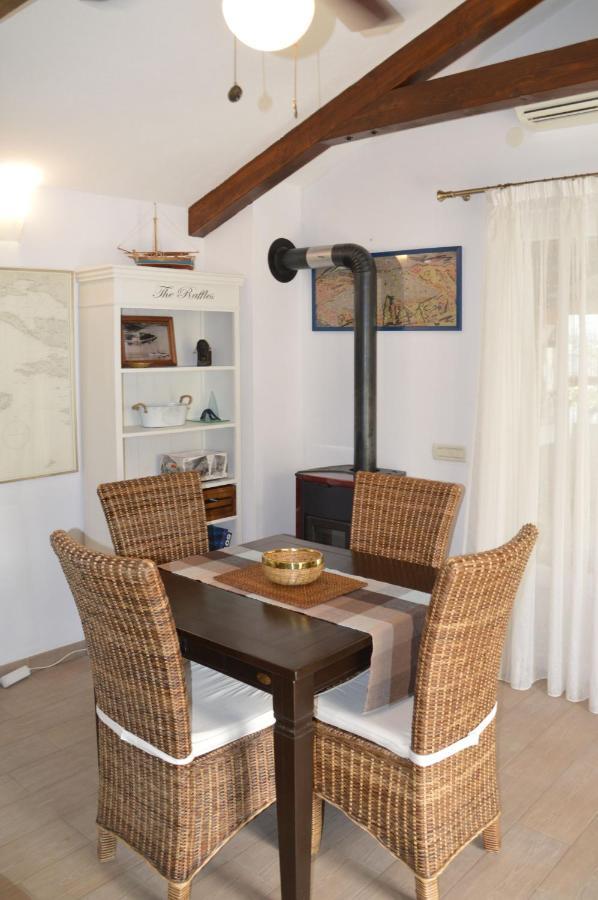 Issa Holiday Home - 3 Min Walk To Beach Каштела Экстерьер фото