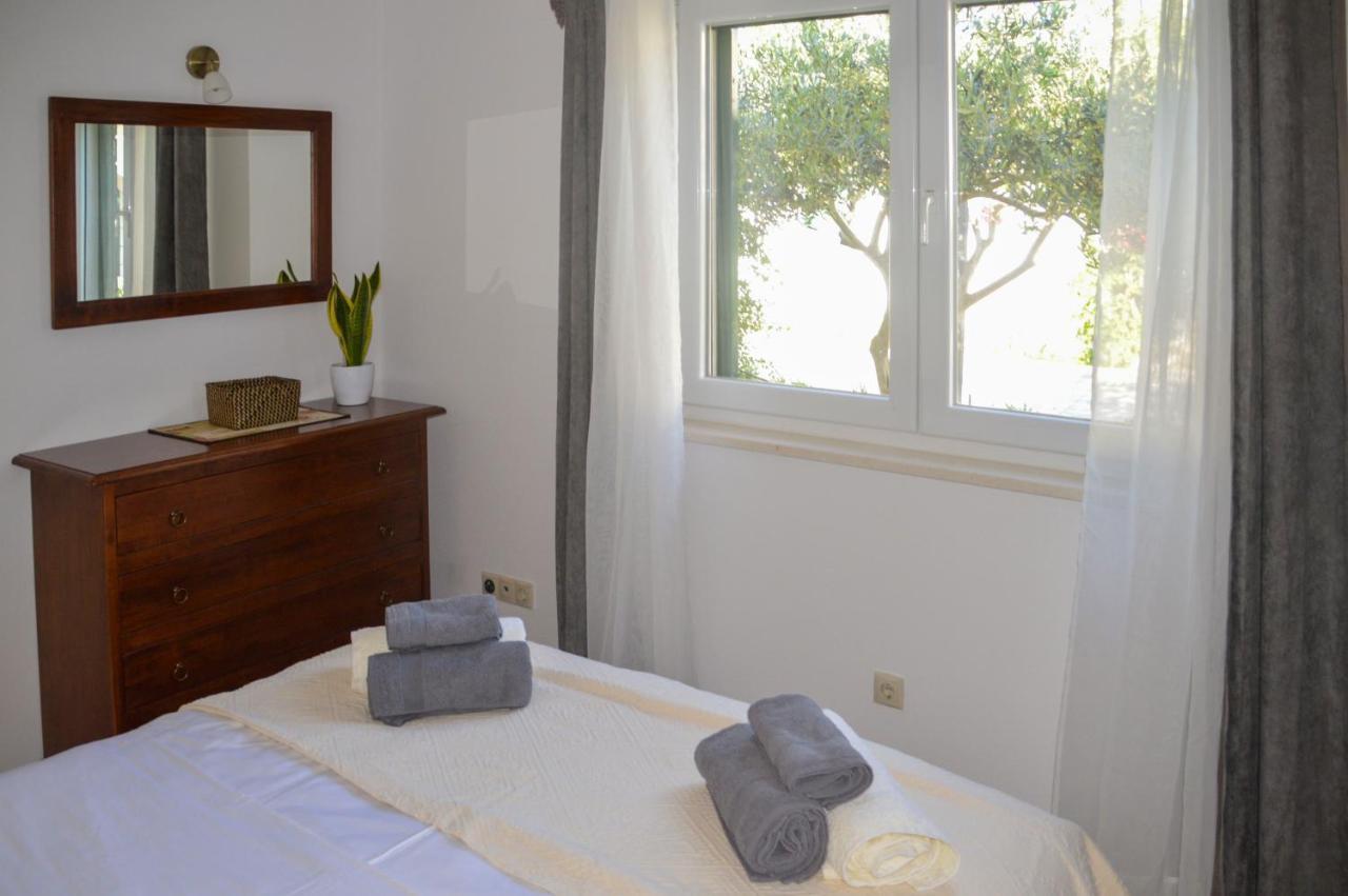Issa Holiday Home - 3 Min Walk To Beach Каштела Экстерьер фото
