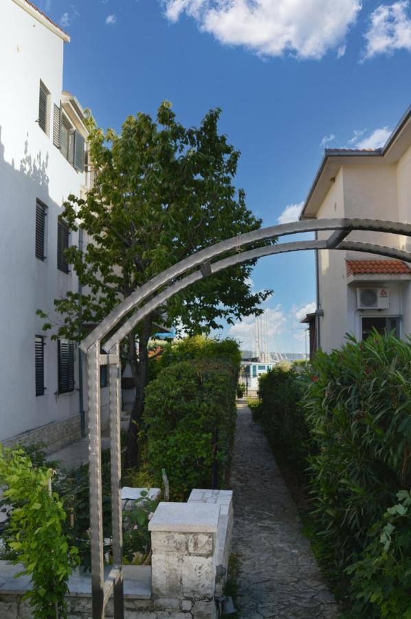 Issa Holiday Home - 3 Min Walk To Beach Каштела Экстерьер фото