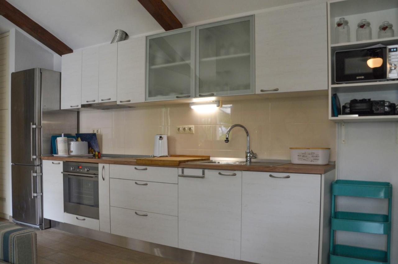 Issa Holiday Home - 3 Min Walk To Beach Каштела Экстерьер фото