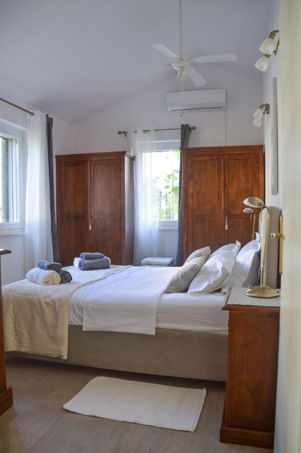 Issa Holiday Home - 3 Min Walk To Beach Каштела Экстерьер фото