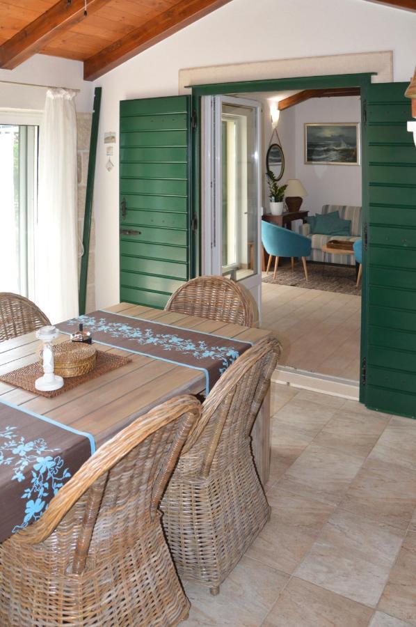 Issa Holiday Home - 3 Min Walk To Beach Каштела Экстерьер фото